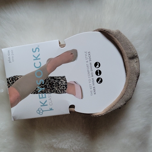 Keyhole Socks - Picture 4 of 10